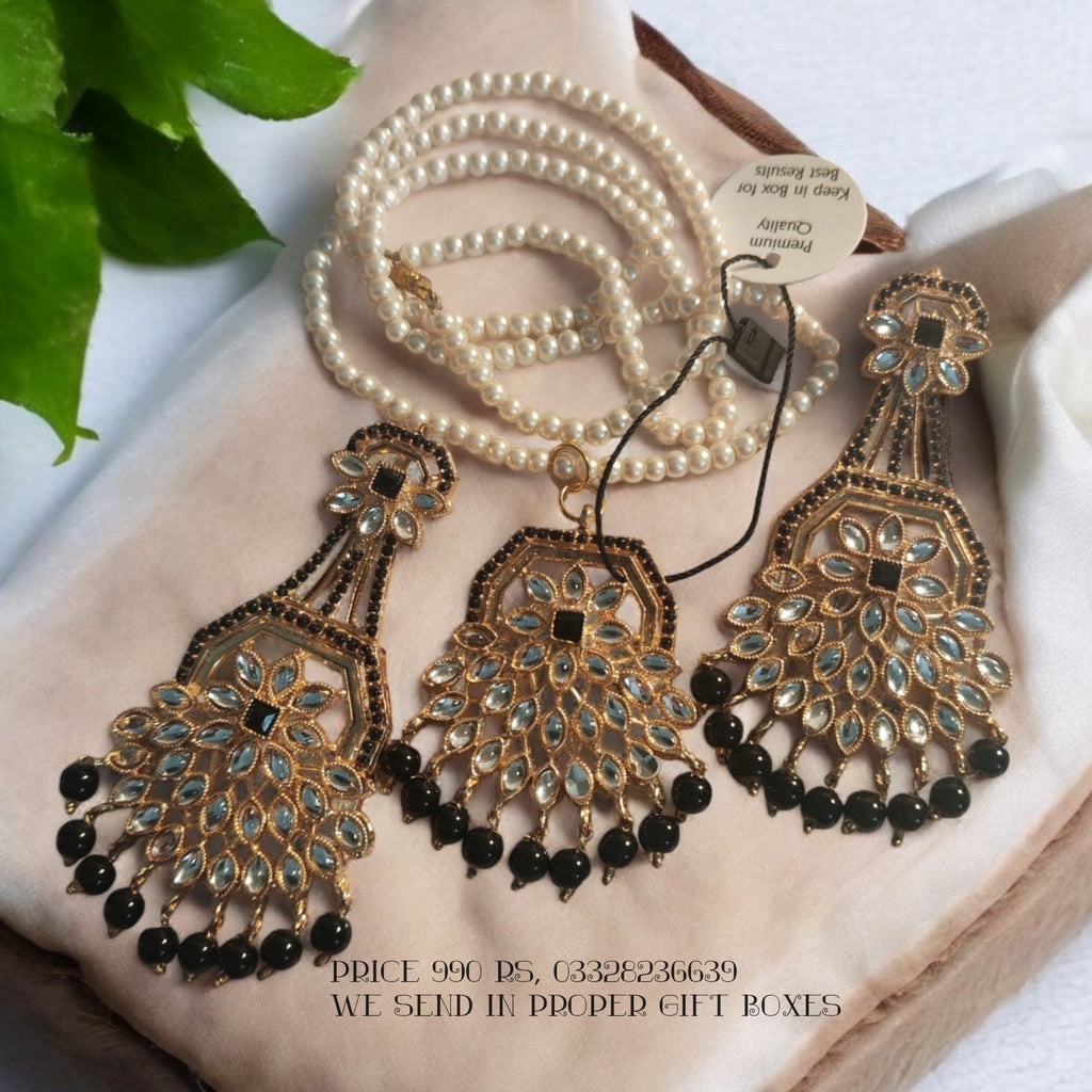 Kundan studded pendant set